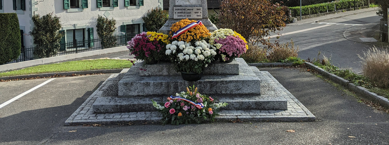 Gerbe devant le monument aux morts le 11 novembre 2020