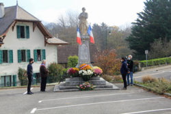 Dépôt de gerbe aux monuments aux morts le 11 novembre 2020