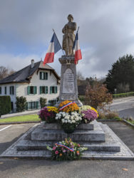 Gerbe devant le monument aux morts le 11 novembre 2020