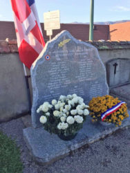 Gerbe devant le monument aux morts du cimetière le 11 novembre 2020