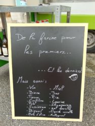 La r'biolle épicerie vous attend devant la mairie tous les vendredis de 16h à 19h