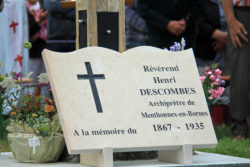 Plaque à la mémoire de l’archiprêtre Descombes 