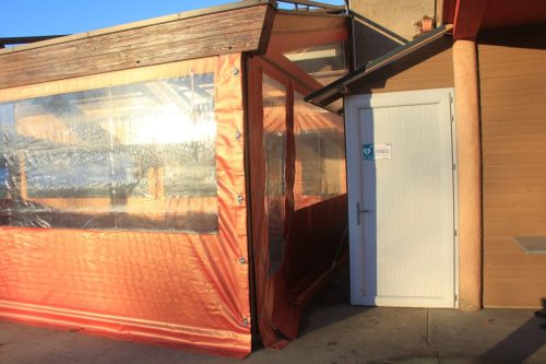 Défibrillateur dans la terrasse de l'Auberge des Bornes